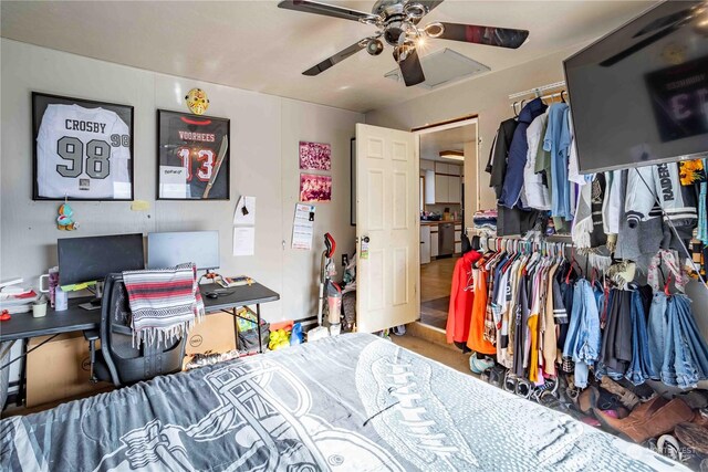 bedroom with ceiling fan