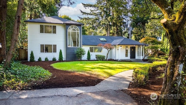 view of front facade with a front lawn