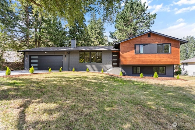 view of front facade featuring a garage and a front lawn