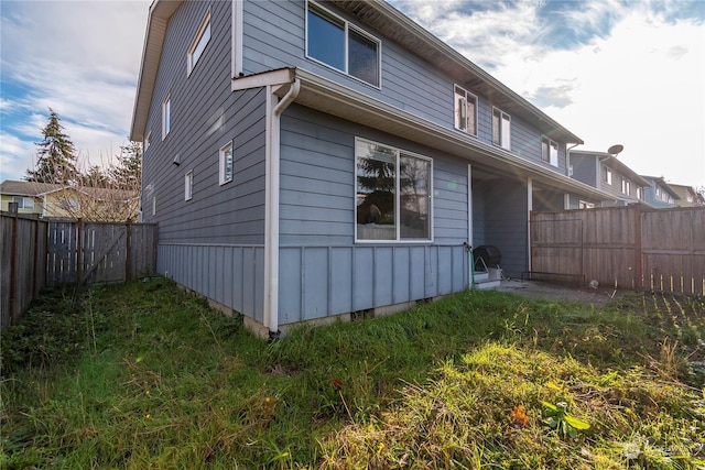 view of side of property featuring a lawn