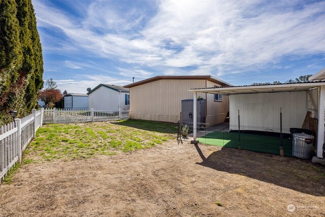 view of yard with an outbuilding