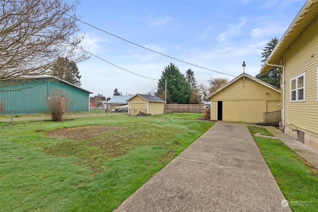 view of yard featuring a storage unit