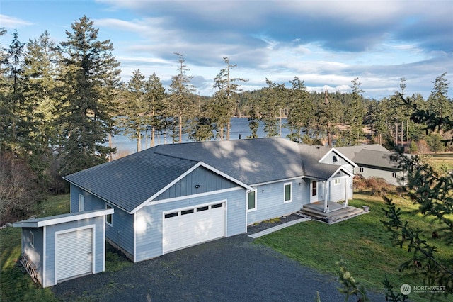 view of front facade featuring a front yard