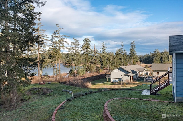 view of yard featuring a water view