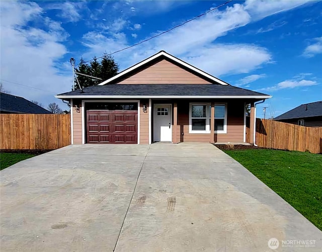 single story home featuring a shingled roof, fence, and a front lawn