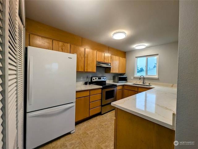 kitchen with electric range, white refrigerator, kitchen peninsula, and sink