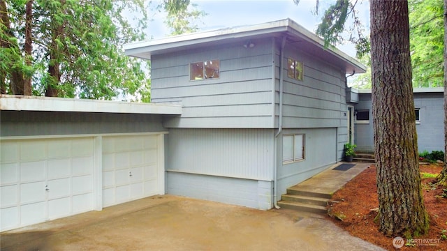 view of front facade featuring a garage and driveway