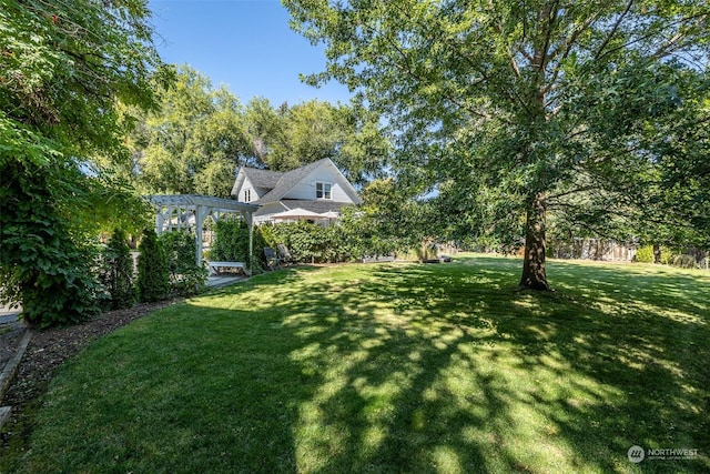 view of yard featuring a pergola