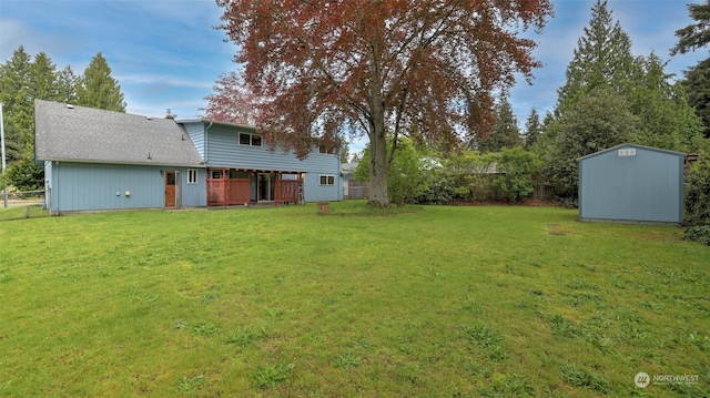 view of yard featuring a shed