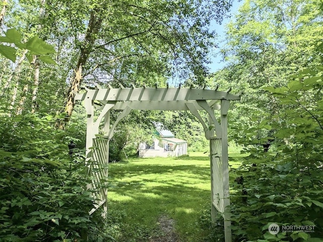 view of yard featuring an outdoor structure