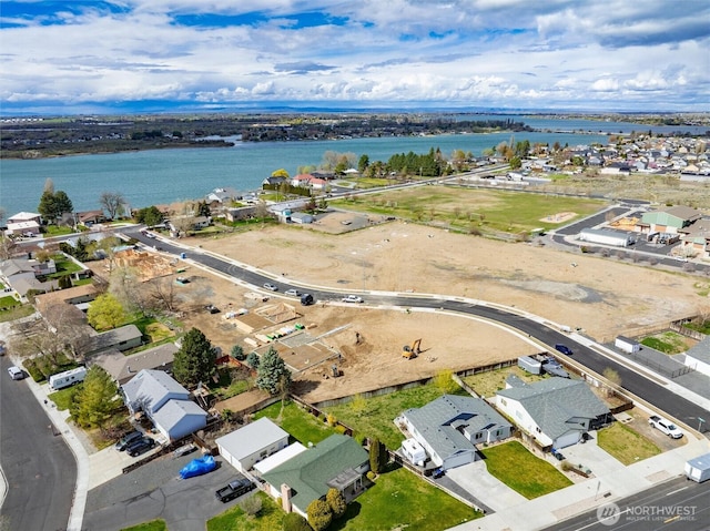 518 S Dorsing St, Moses Lake, WA 98837 - aerial view of property and surrounding area with a large body of water and nearby suburban area