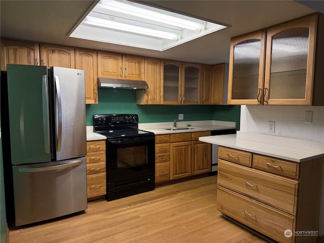 kitchen featuring stainless steel refrigerator, electric range, sink, and light hardwood / wood-style floors