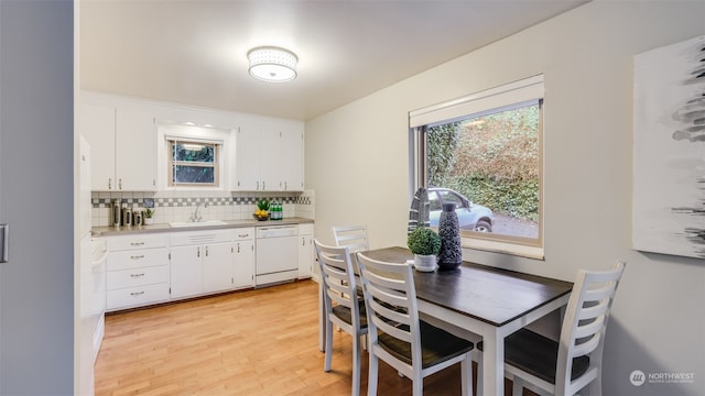 dining room with sink and light hardwood / wood-style floors