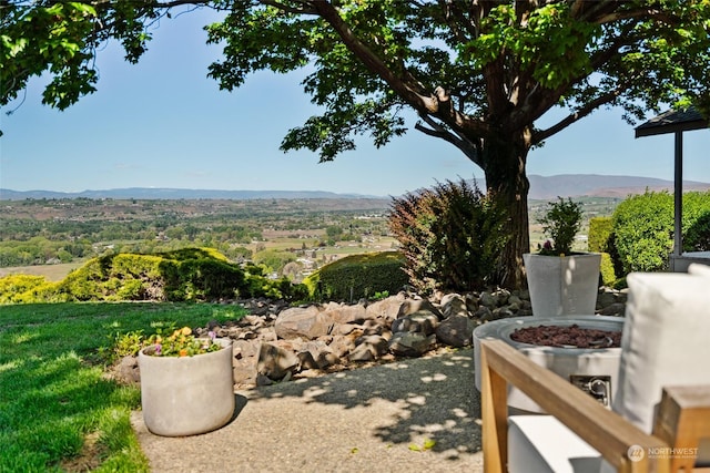 view of yard featuring a mountain view