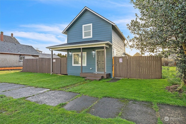 view of front facade with a front yard