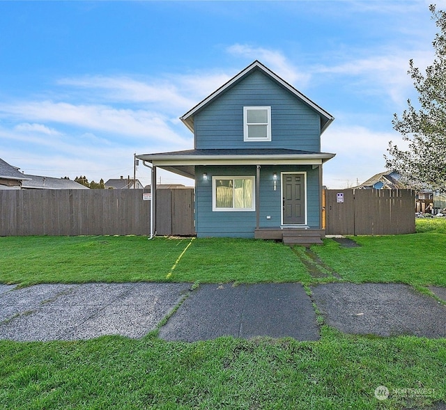 view of front of property featuring a front lawn