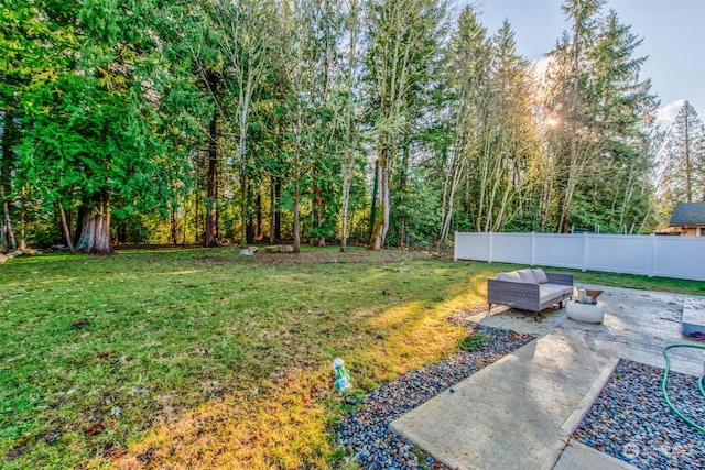 view of yard featuring an outdoor hangout area and a patio area