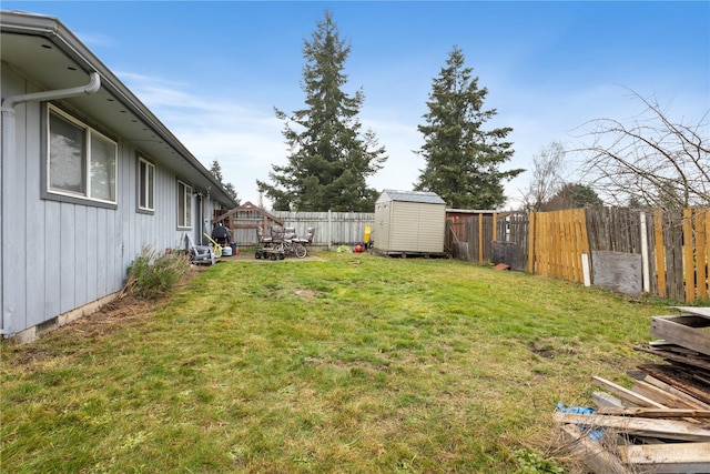 view of yard featuring a storage unit