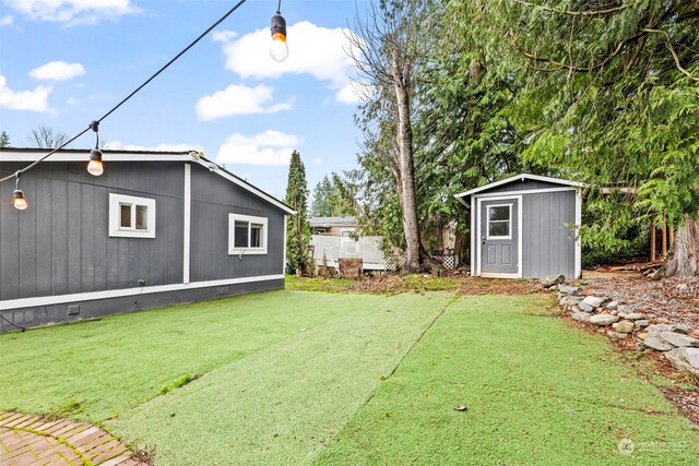 view of yard featuring a shed