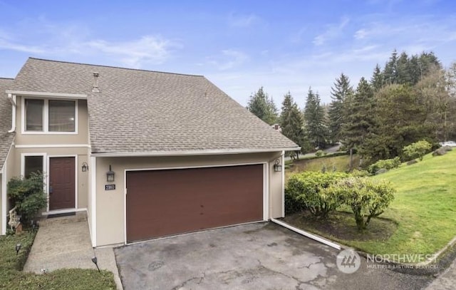 view of front of property featuring a front lawn