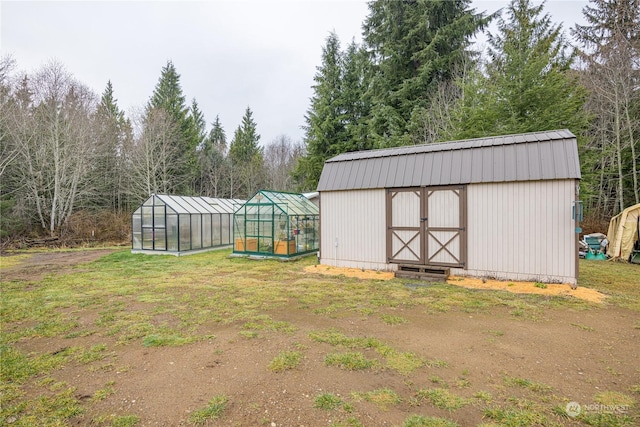 view of yard featuring a storage unit