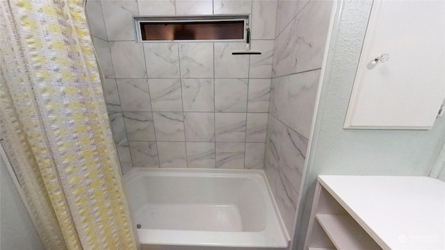 bathroom featuring tiled shower