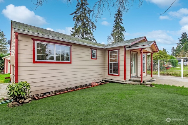 view of front of property featuring a front yard