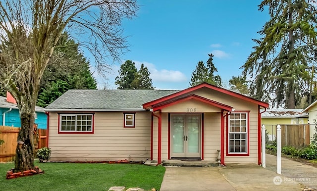 view of front of home featuring a patio area and a front yard