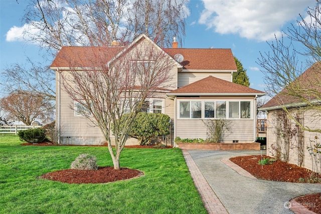 view of front facade with a front yard