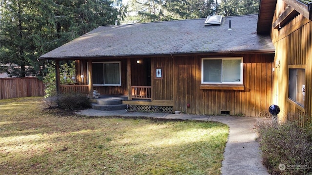 view of front of house with covered porch and a front lawn