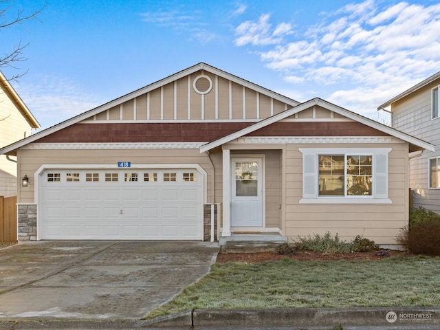 view of front of home featuring a front yard and a garage