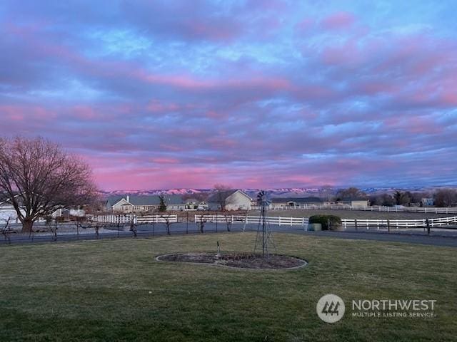 view of yard at dusk