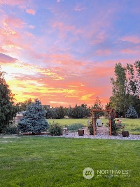 view of yard at dusk