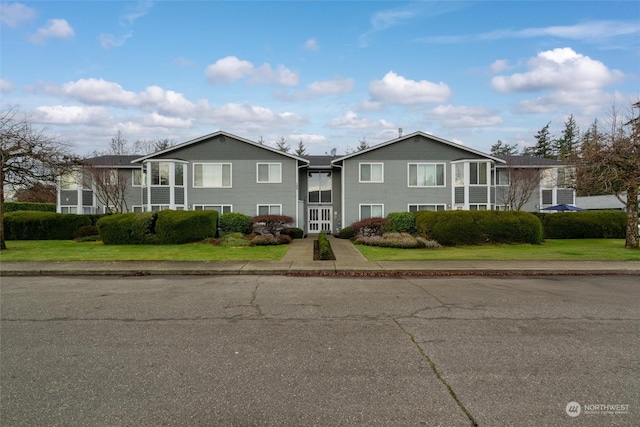 view of front of property featuring a front lawn