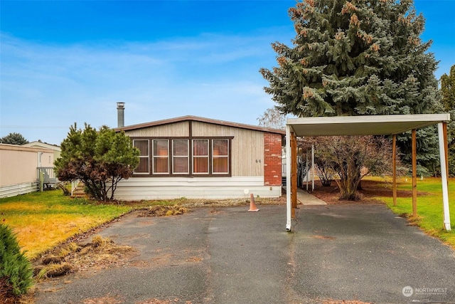 manufactured / mobile home with a front lawn