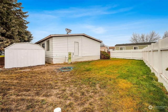 view of yard featuring a storage shed