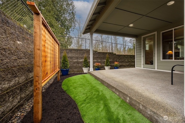 view of yard featuring a patio