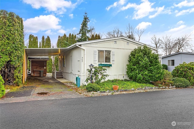 manufactured / mobile home featuring a carport