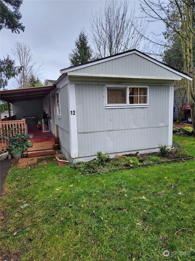 view of side of property featuring a yard