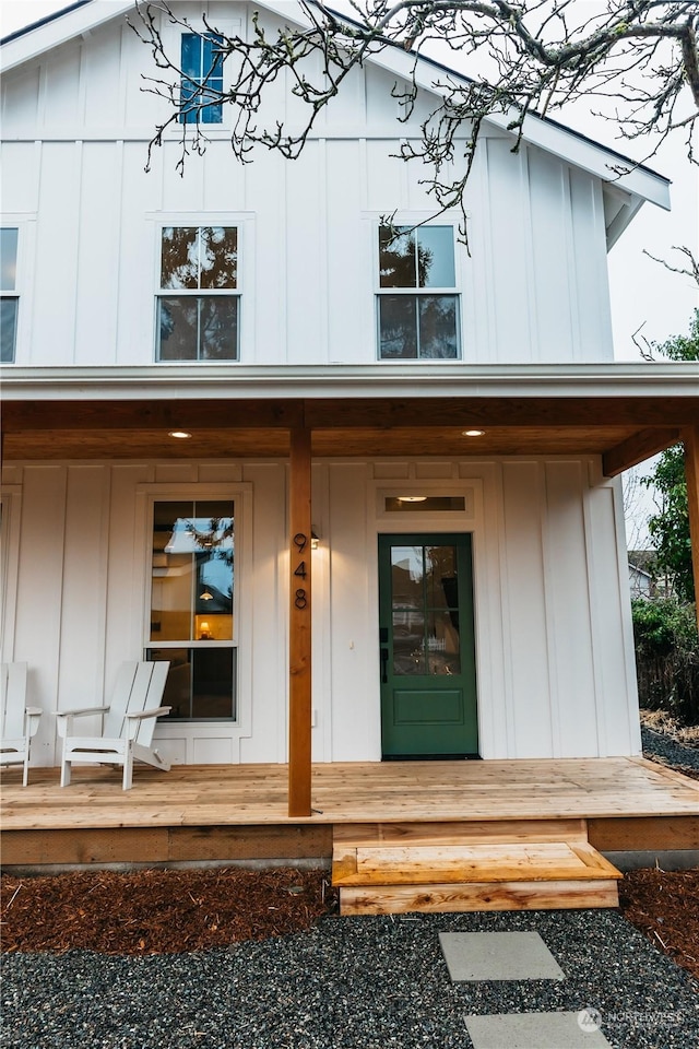 property entrance with covered porch