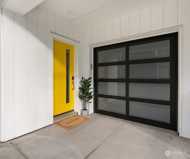 property entrance with elevator