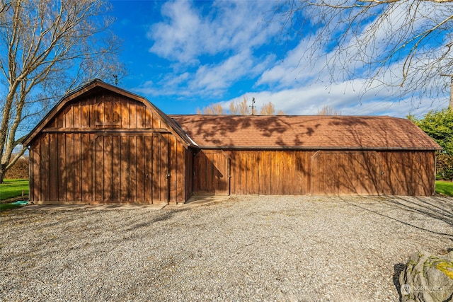 view of yard featuring an outdoor structure