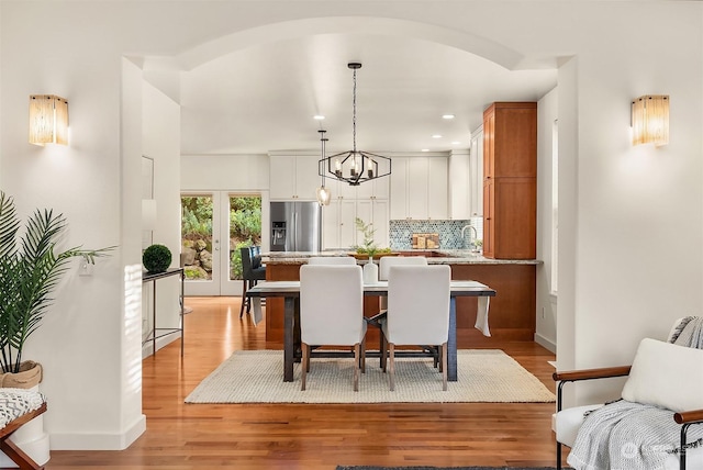 dining room featuring a chandelier, light hardwood / wood-style floors, and sink