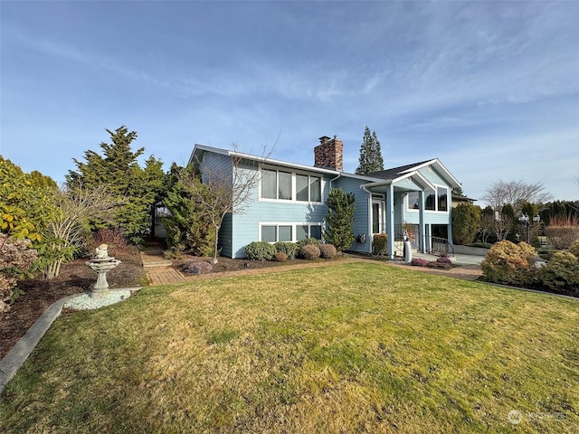 view of front of house featuring a front yard