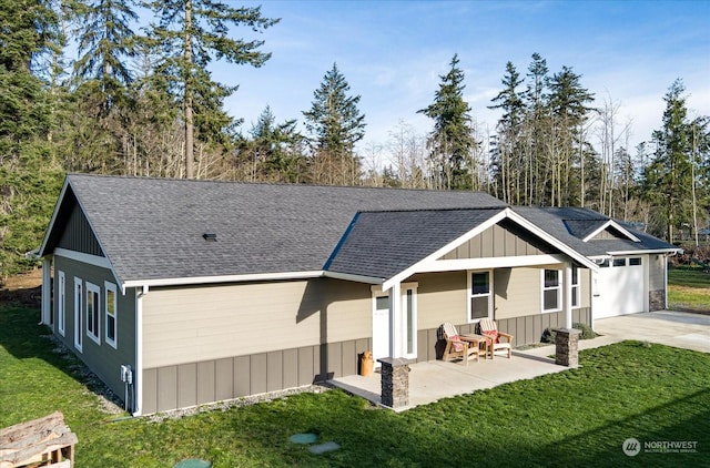 view of front of property featuring a front yard