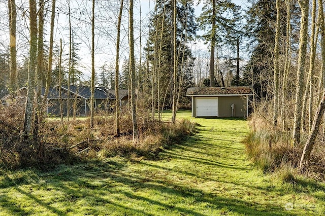 view of yard with an outdoor structure and a garage