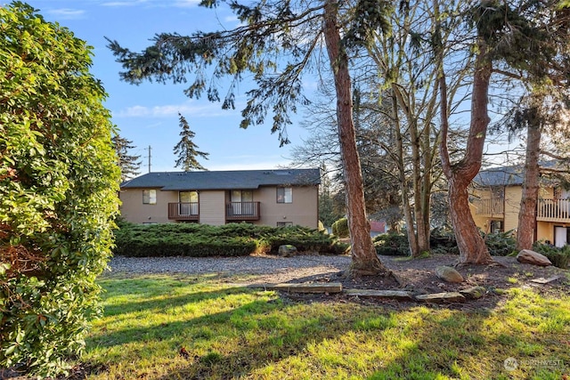 view of front of home featuring a front yard