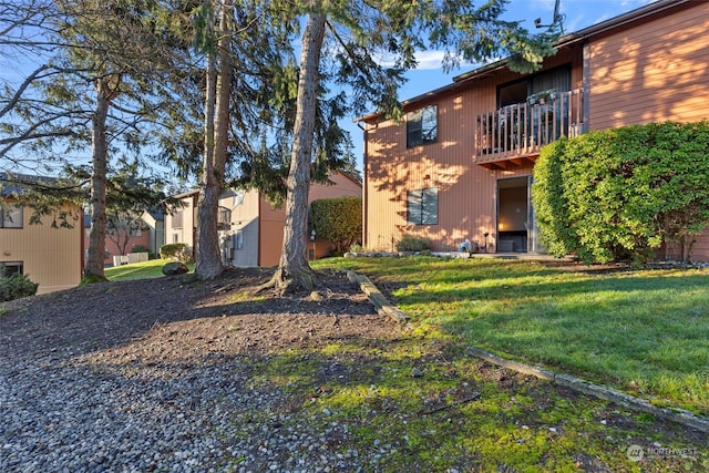 view of yard featuring a balcony