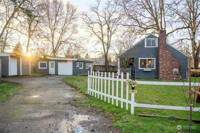 view of front facade featuring a front lawn