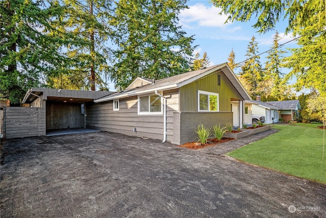 view of front of home featuring a front yard and a carport